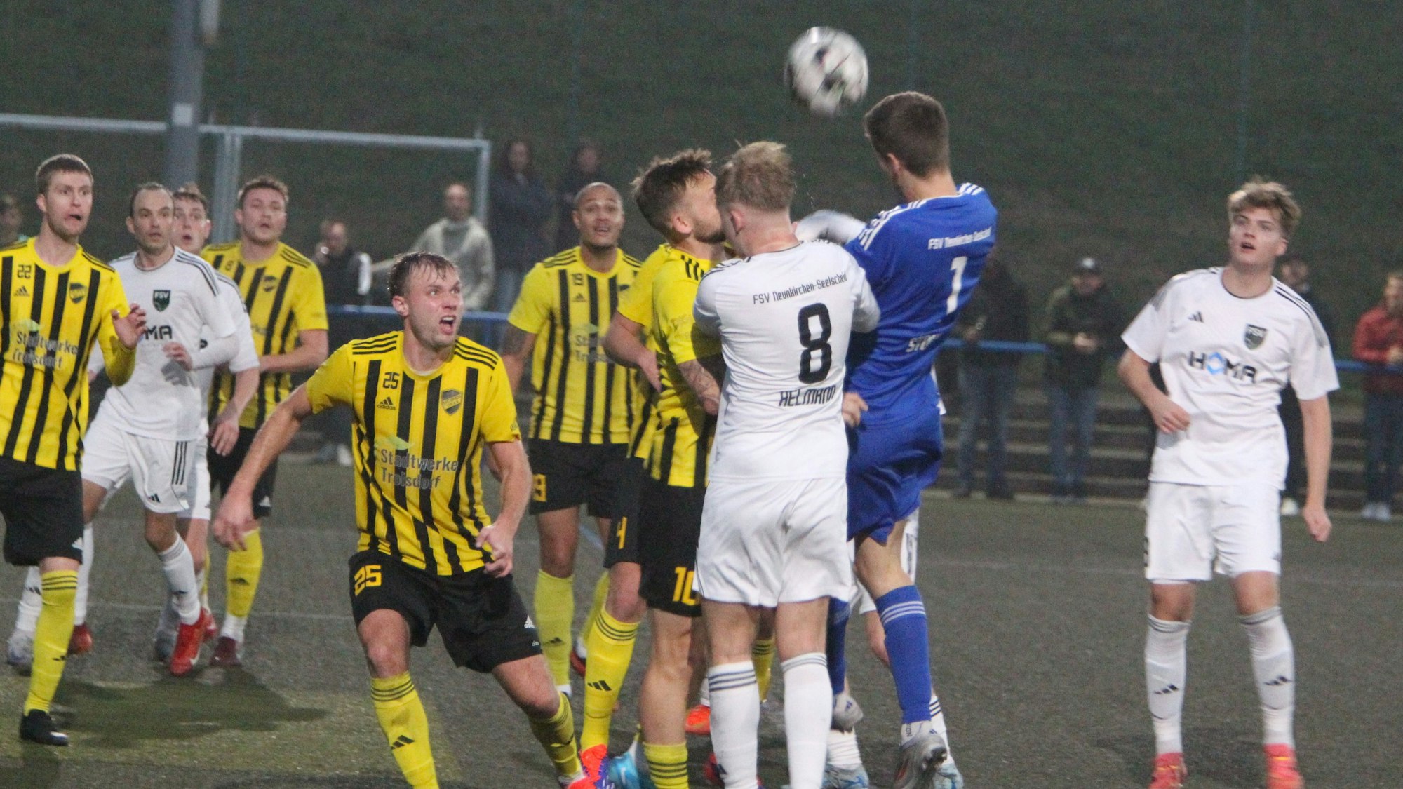 FSV-Keeper Simon Stokowy (rechts) stürmt mit, kann die Niederlage im Derby gegen Spich aber nicht verhindern.