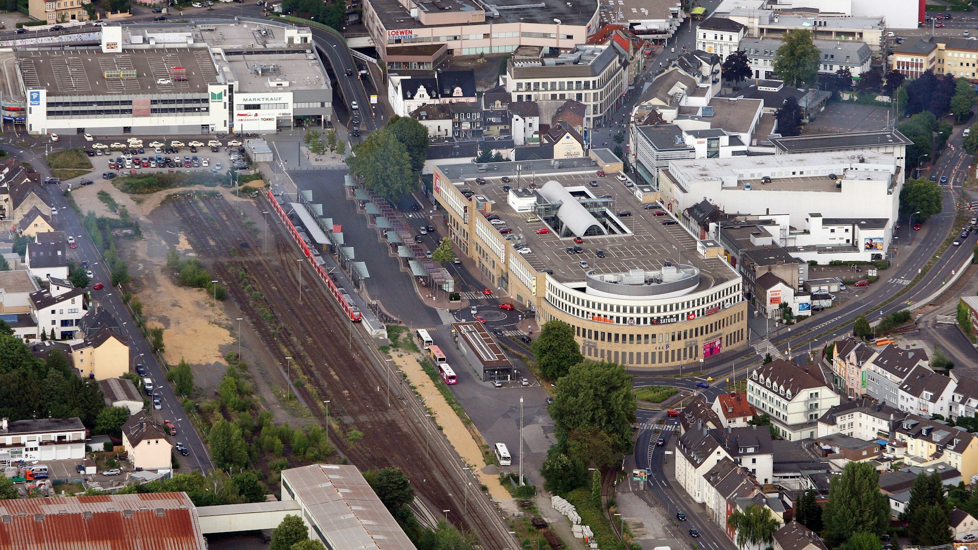 Eingaben zu den Planungen für den zweigleisigen Ausbau der S-Bahn-Srecke von Köln-Dellbrück zur Endhaltestelle am Kopfbahnhof in Bergisch Gladbach (Foto) hat das Eisenbahn-Bundesamt jetzt mit den Betroffenen in Bergisch Gladbach erörtert.