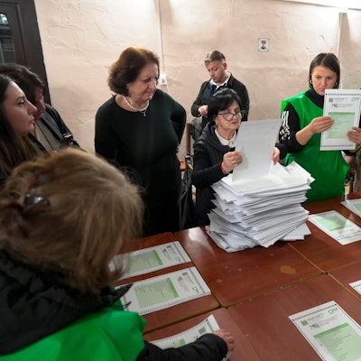 Mitglieder einer Wahlkommission zählen die Stimmzettel in einem Wahllokal in Tiflis nach den Parlamentswahlen in Georgien.