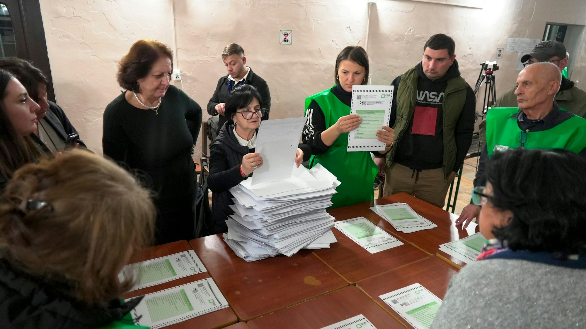 Mitglieder einer Wahlkommission zählen die Stimmzettel in einem Wahllokal in Tiflis nach den Parlamentswahlen in Georgien.
