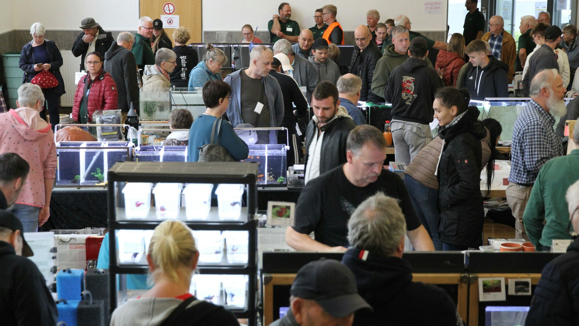 Besucher einer Aquaristikbörse