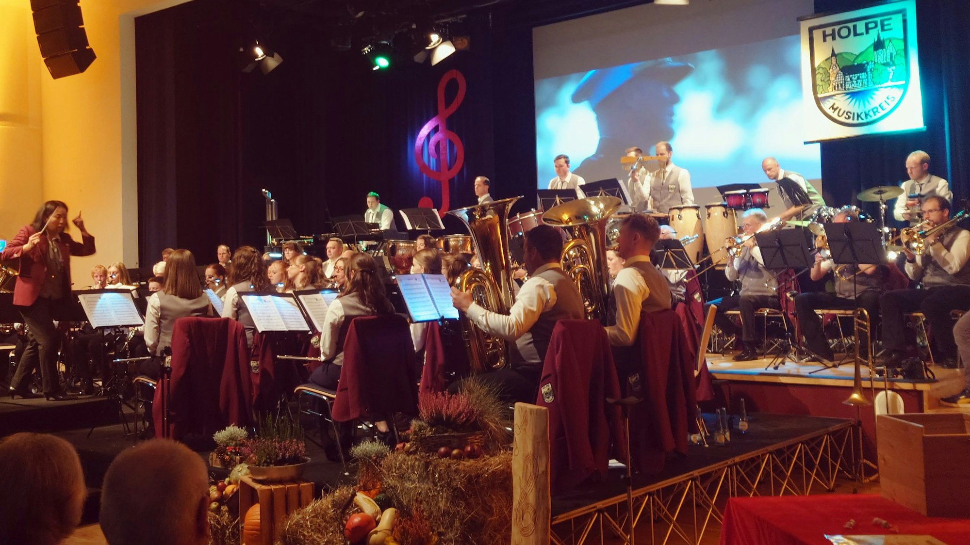 Noriko Sakano (links) steigt im November voll ein. Jetzt dirigierte sie bereits virtuos das Meisterwerk „Hummel Gets the Rockets“ von Hans Zimmer.