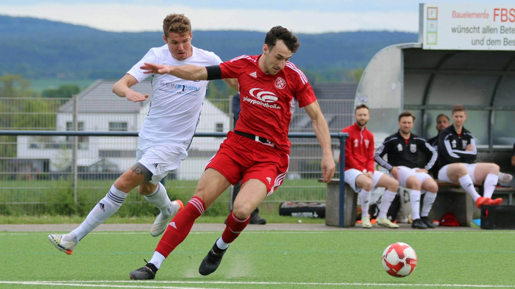 Luca Ohrem hat den Ball im Blick.