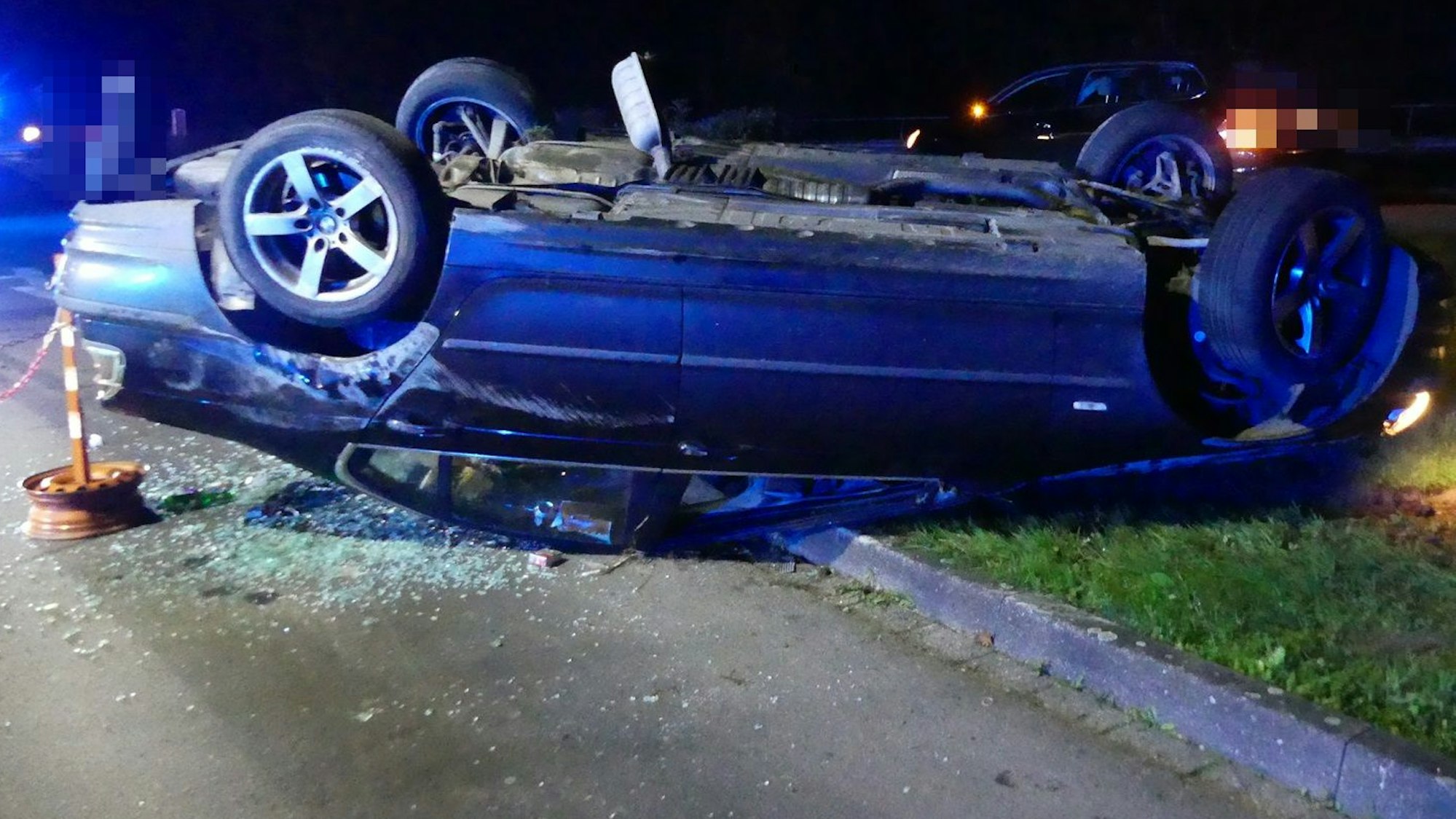 Nach dem Unfall blieb der Pkw auf dem Dach liegen.