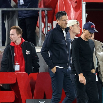 1. FC Köln vs. SC Paderborn, 10. Spieltag, 25.10.2024, 18.30 Uhr, Keller raus rufe für Christian Keller 1. FC Köln nach dem Spiel, davor: Gerhard Struber 1. FC Köln, Bild: *** Local Caption *** Ausschließlich redaktionelle Nutzung Editorial use only *** Sport 1 FC Köln vs SC Paderborn, Matchday 10, 25 10 2024, 18 30 h, Keller raus call for Christian Keller 1 FC Köln after the game, in front Gerhard Struber 1 FC Köln , picture Local Caption Editorial use only Editorial use only