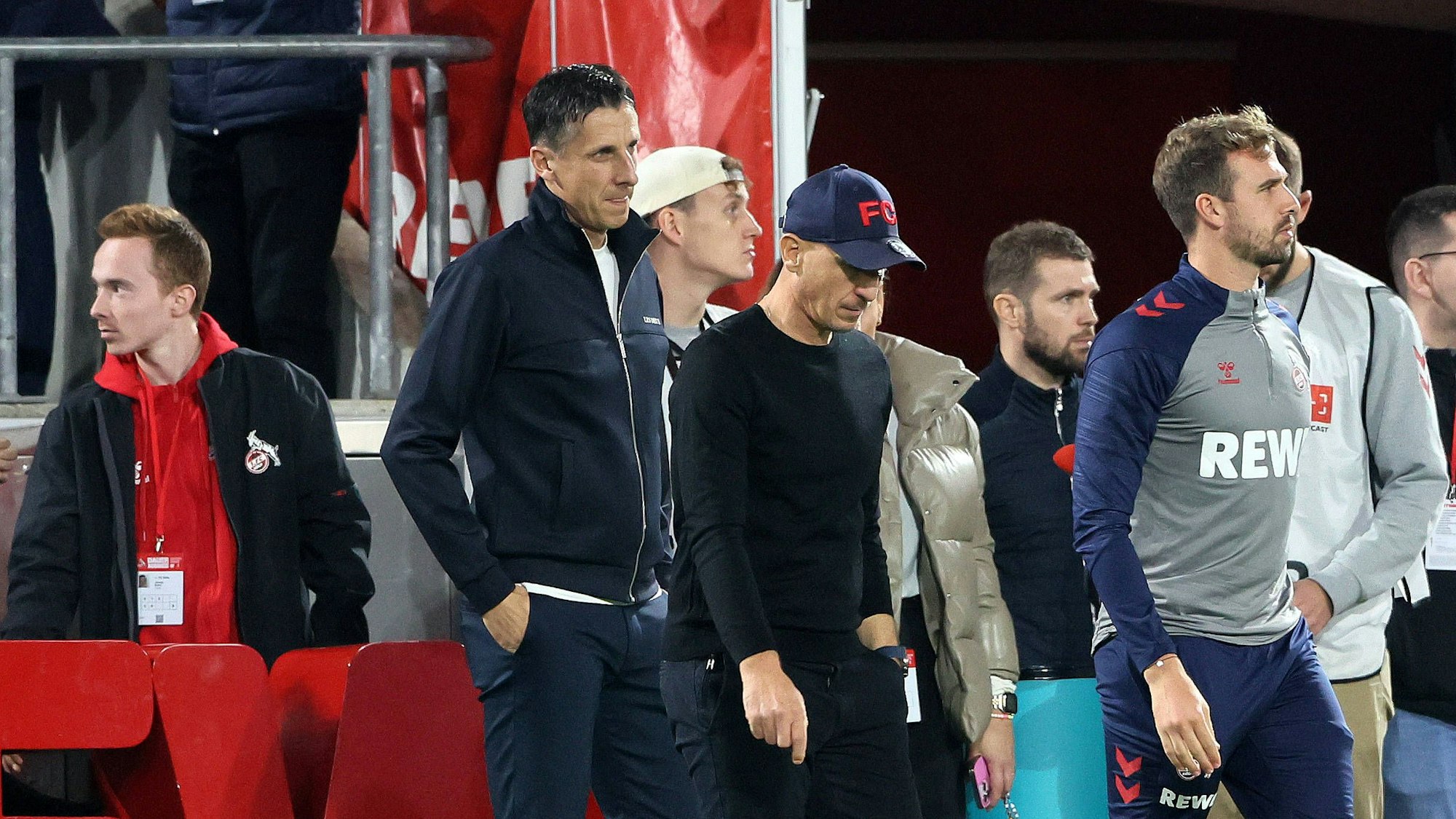 1. FC Köln vs. SC Paderborn, 10. Spieltag, 25.10.2024, 18.30 Uhr, Keller raus rufe für Christian Keller 1. FC Köln nach dem Spiel, davor: Gerhard Struber 1. FC Köln, Bild: *** Local Caption *** Ausschließlich redaktionelle Nutzung Editorial use only *** Sport 1 FC Köln vs SC Paderborn, Matchday 10, 25 10 2024, 18 30 h, Keller raus call for Christian Keller 1 FC Köln after the game, in front Gerhard Struber 1 FC Köln , picture Local Caption Editorial use only Editorial use only