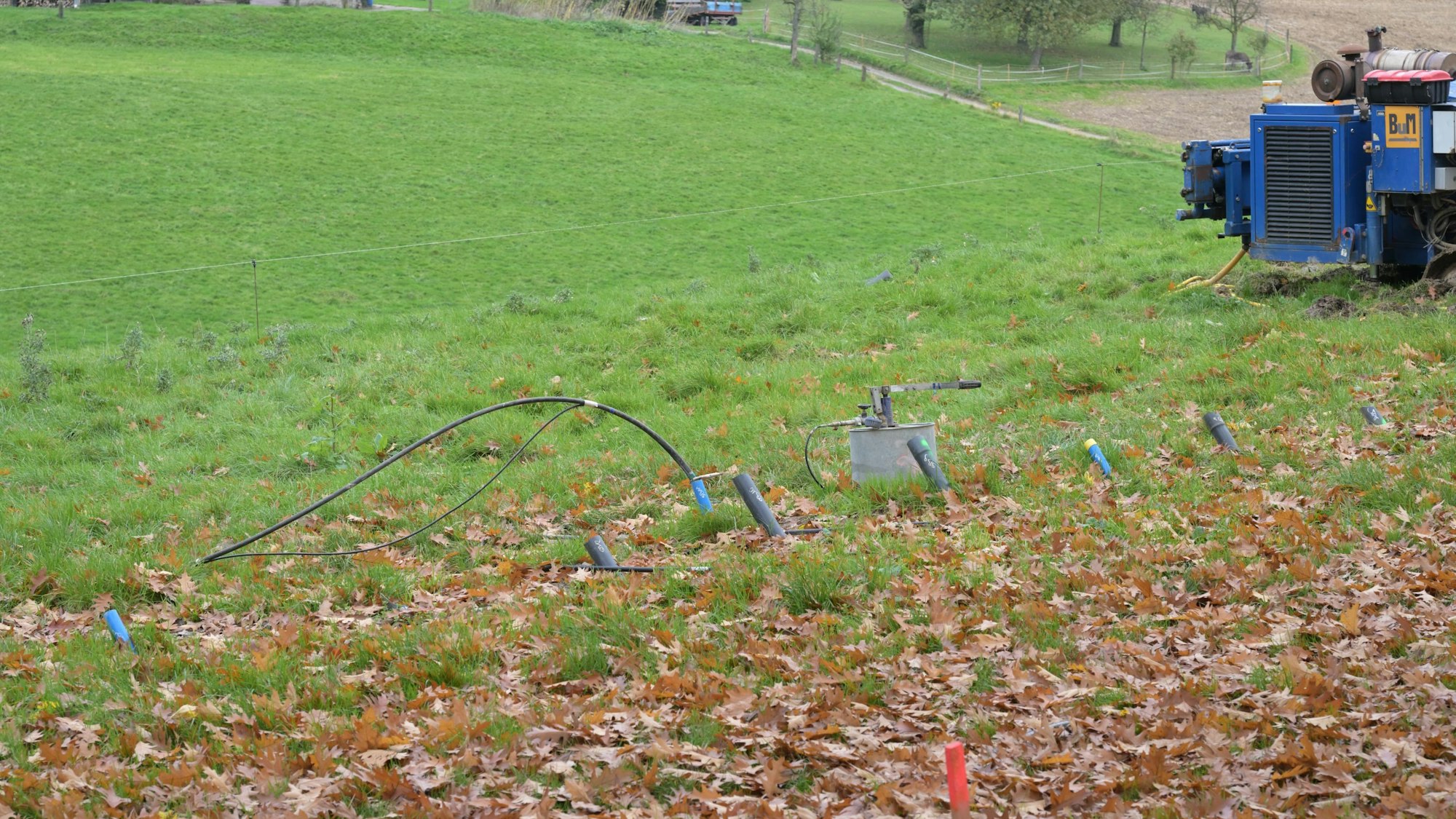Das Foto zeigt die Bohrungen in Bergisch Gladbach