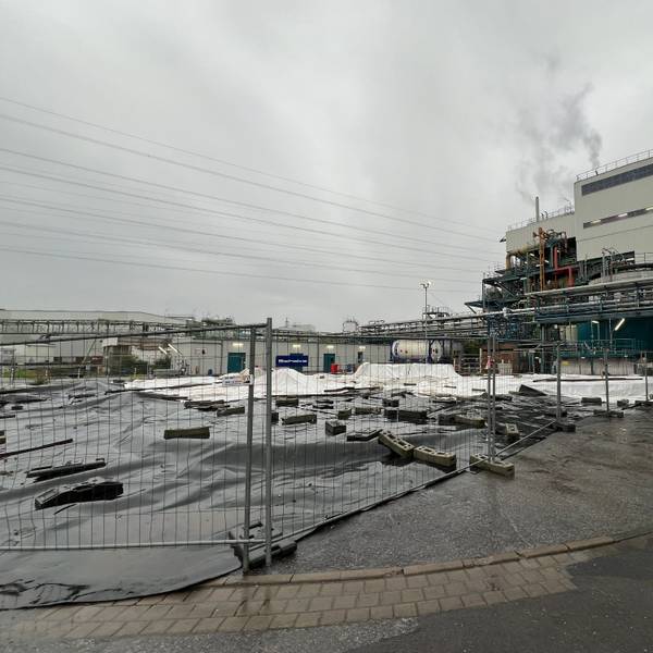 Der Platz auf dem Werksgelände der Sondermüll-Verbrennungsanlage in Bürrig, wo der Tank 2021 explodierte, wird nach wie vor nicht genutzt. Er ist mit einer Plane abgedeckt.