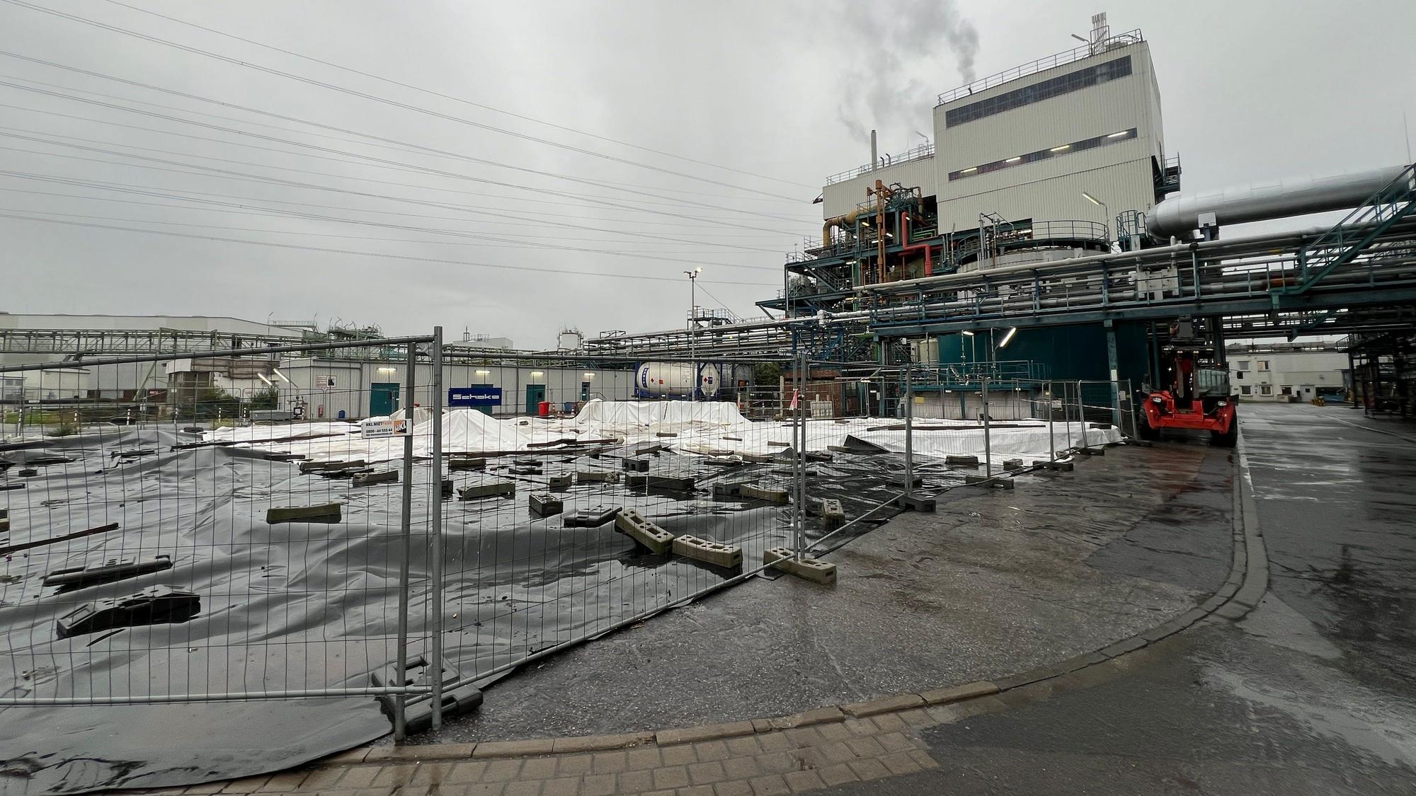 Der Platz auf dem Werksgelände der Sondermüll-Verbrennungsanlage in Bürrig, wo der Tank 2021 explodierte, wird nach wie vor nicht genutzt. Er ist mit einer Plane abgedeckt.