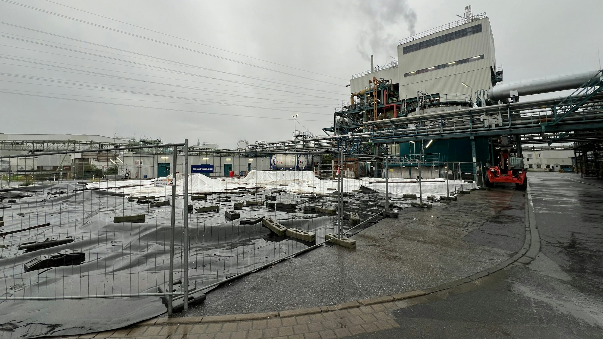 Der Platz auf dem Werksgelände der Sondermüll-Verbrennungsanlage in Bürrig, wo der Tank 2021 explodierte, wird nach wie vor nicht genutzt. Er ist mit einer Plane abgedeckt.