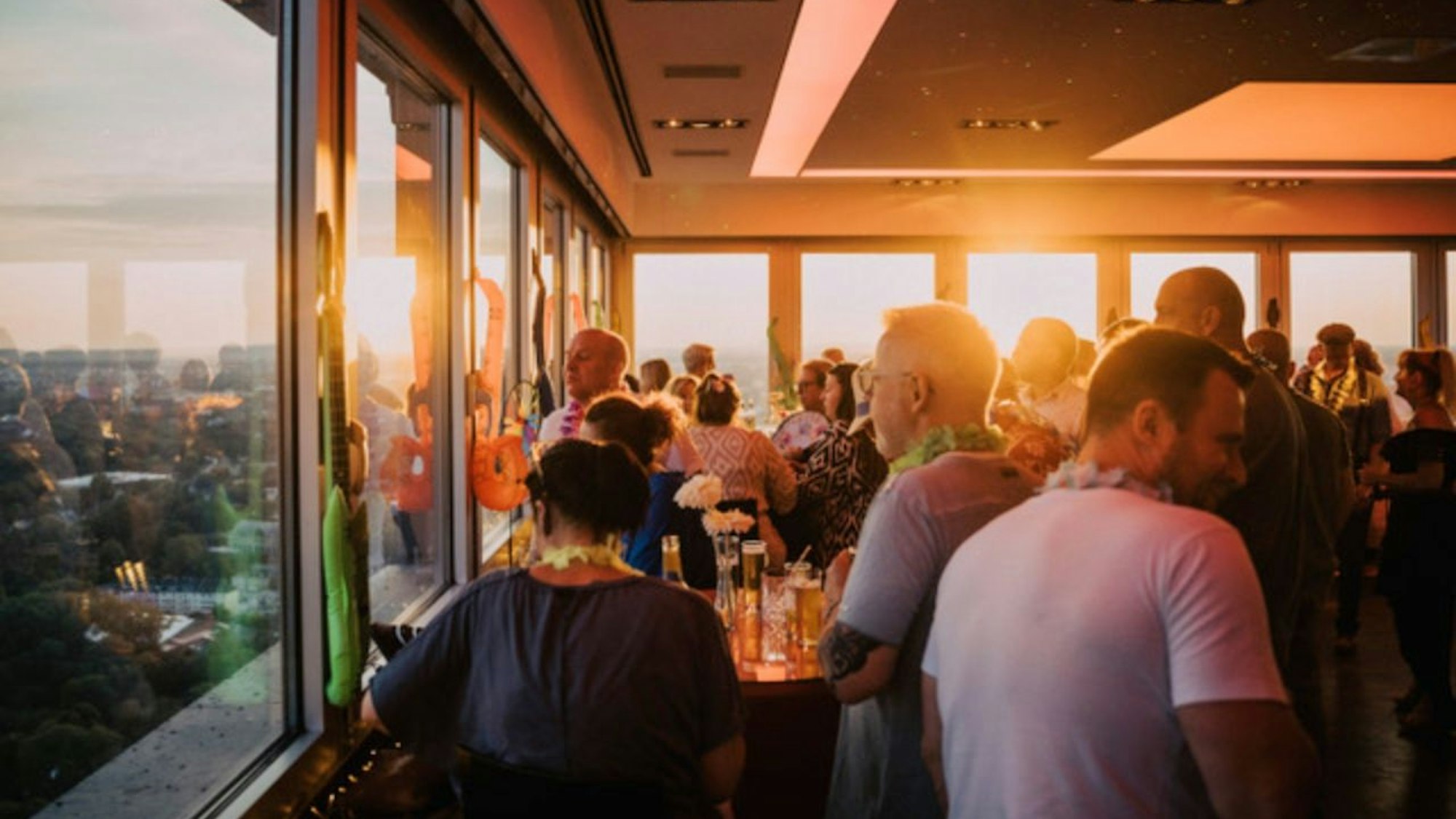 Menschen feiern verkleidet eine Party in der Location UP Cologne im AXA Hochhaus.