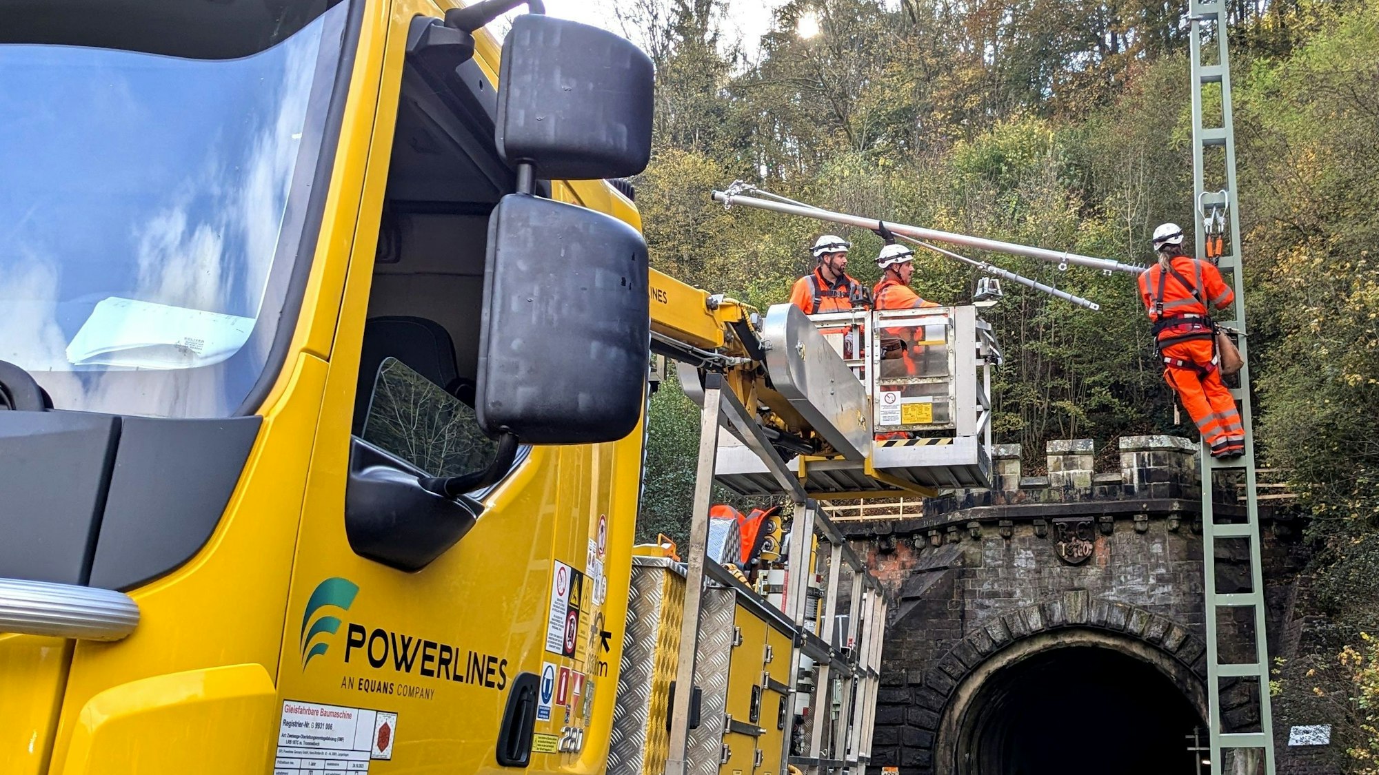 Demonstration von Arbeiten zur Elektrifizierung der Eifelstrecke: Montage eines Flachmasts mit angelenktem Ausleger am Eingang zum Wilsecker Tunnel bei Kyllburg.