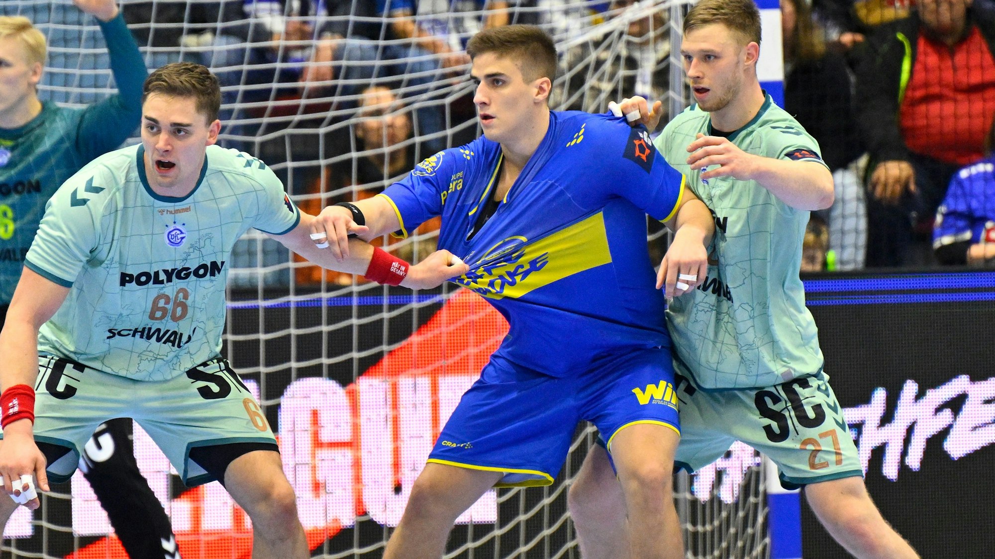 Gummersbachs Mittelblock mit Stepan Zeman (l.) und Kristjan Horzen schirmen den französichen Kreisläufer ab.