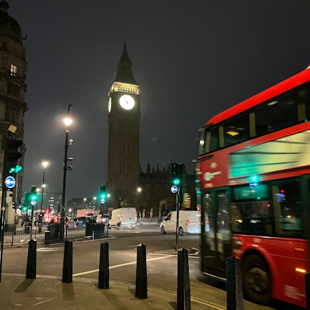 25.10.2024, Großbritannien, London: Ein Bus fährt in London am Elizabeth Tower mit der Glocke Big Ben vorbei. (zu dpa: «Videoaufnahme mit Schlägen: Labour suspendiert Abgeordneten») Foto: Julia Kilian/dpa +++ dpa-Bildfunk +++