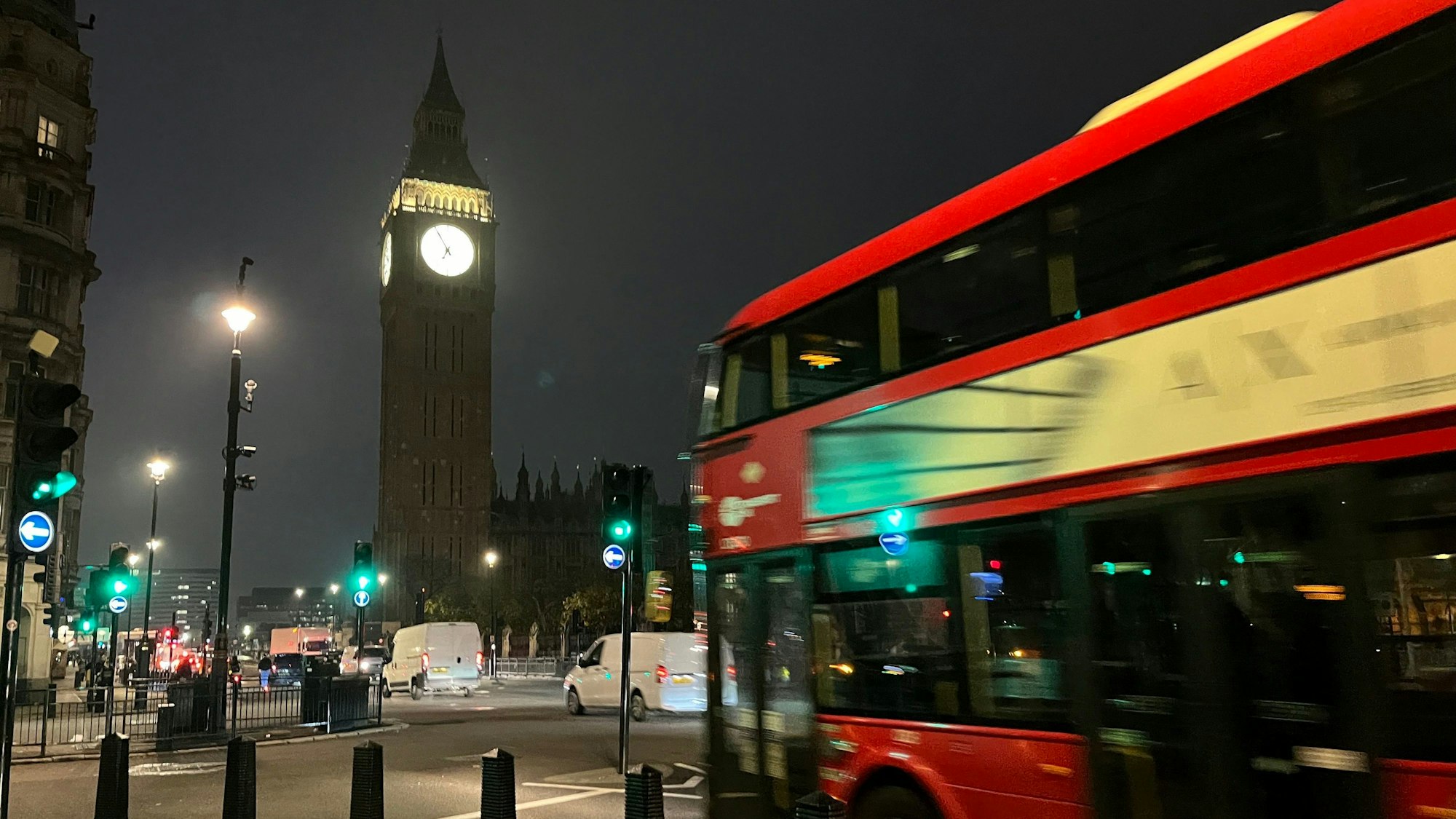 25.10.2024, Großbritannien, London: Ein Bus fährt in London am Elizabeth Tower mit der Glocke Big Ben vorbei. (zu dpa: «Videoaufnahme mit Schlägen: Labour suspendiert Abgeordneten») Foto: Julia Kilian/dpa +++ dpa-Bildfunk +++