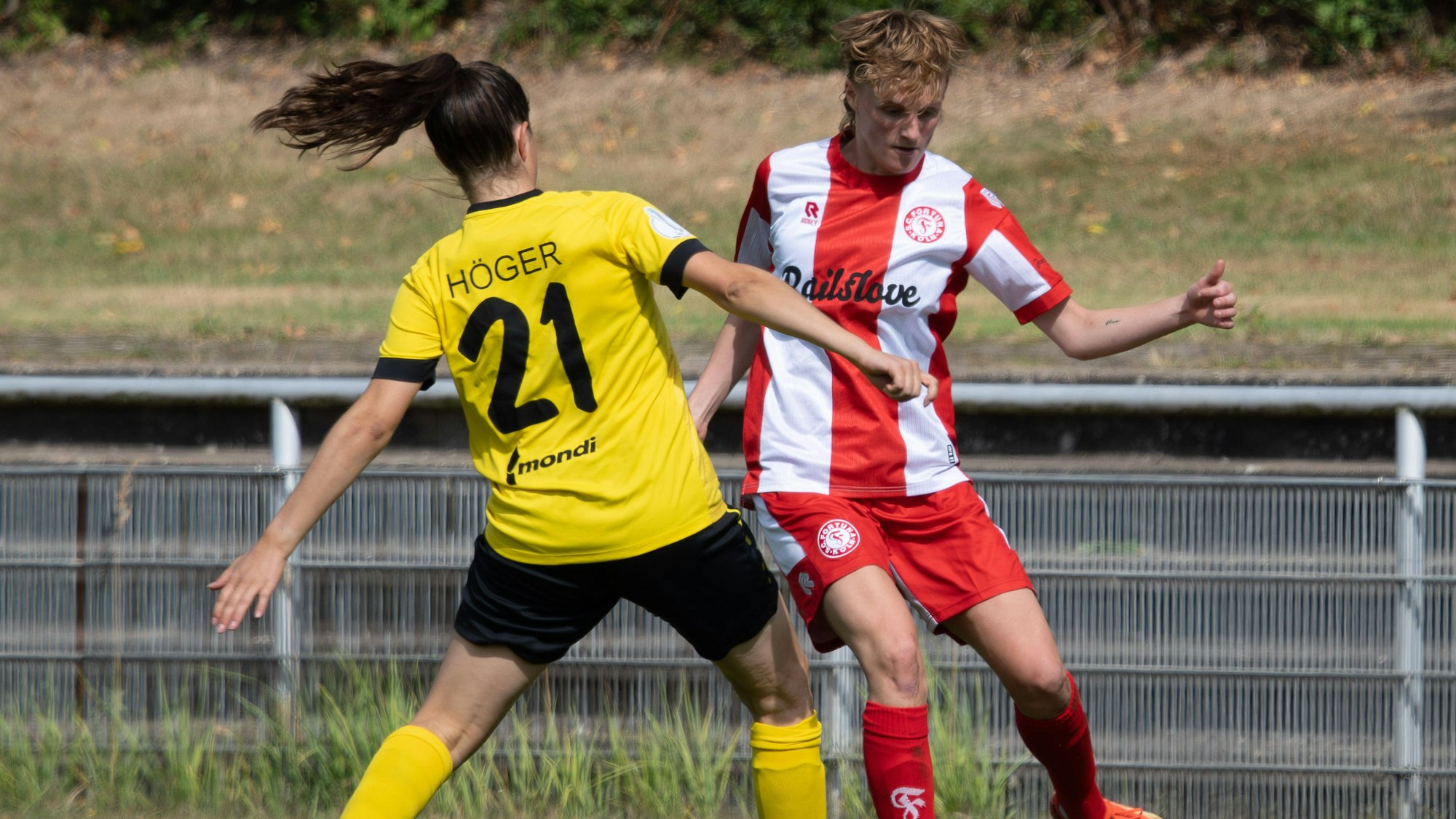 Cologne, Germany, September 8th 2024: Amelie Höger 21 FSV 67 Weinberg and Vivien Schwing 15 Fortuna Kölnduring the DFB Pokal match between Fortuna Köln and SV 67 Weinberg at BZA Chorweiler, Merianstraße in Cologne, Germany. QIANRU Qianru Zhang/SPP PUBLICATIONxNOTxINxBRAxMEX Copyright: xQianruxZhang/SPPx spp-en-QiZh-DSC_0555-Enhanced-NR
