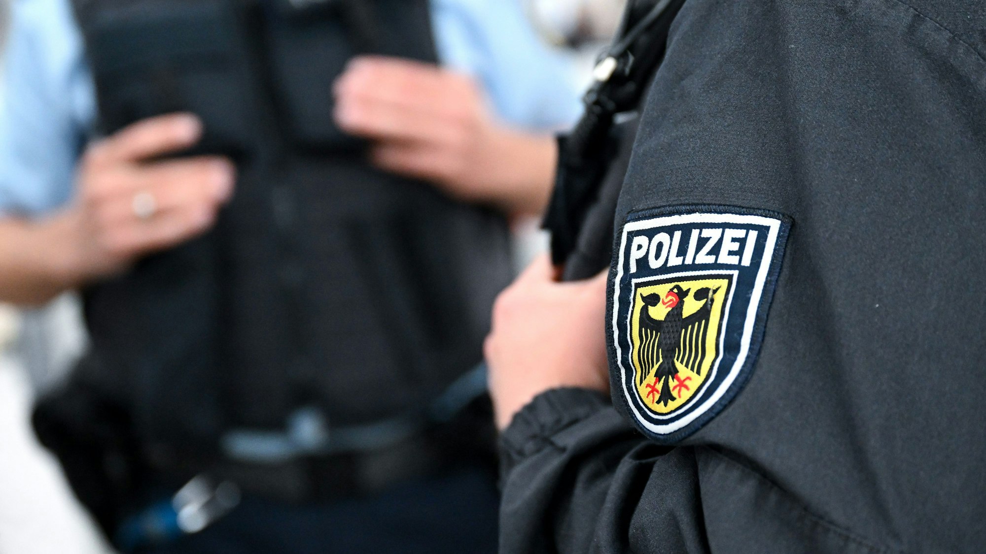 Bundespolizisten stehen am Hauptbahnhof an einem Bahnsteig.