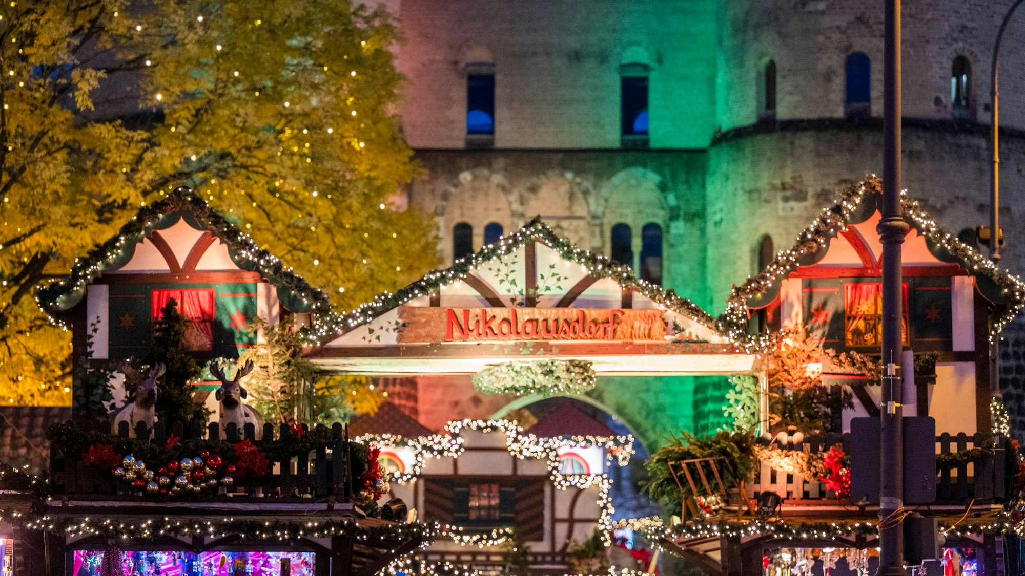 Das Nikolausdorf am Rudolfplatz ist weihnachtlich erleuchtet.