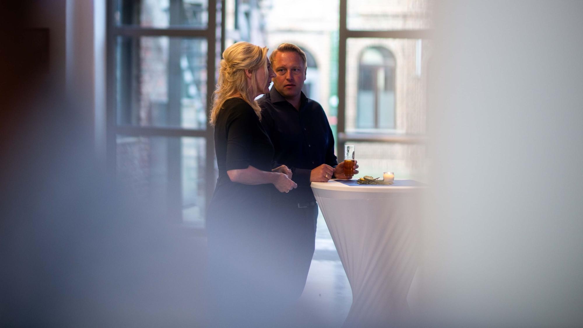 Das Bild zeigt Kirsten Hannewald und Martin Schommer im Gespräch.