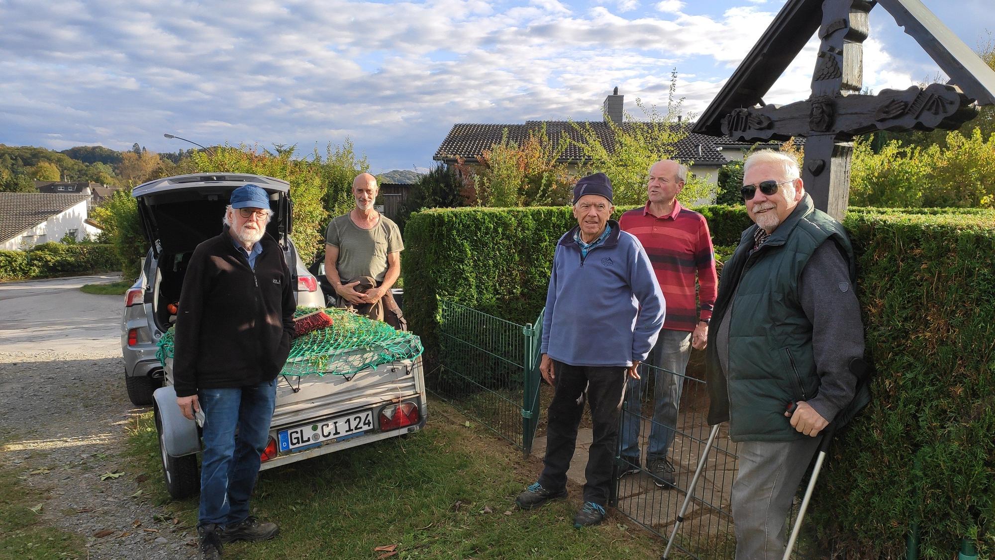 Das Foto zeigt die Mitglieder des Kegelclubs bei der Arbeit am Wegekreuz