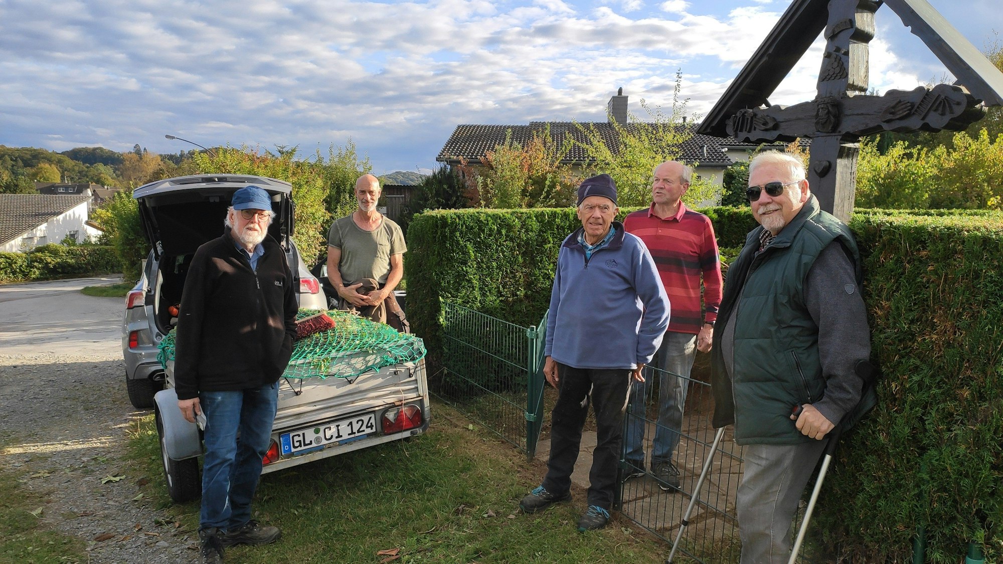 Das Foto zeigt die Mitglieder des Kegelclubs bei der Arbeit am Wegekreuz