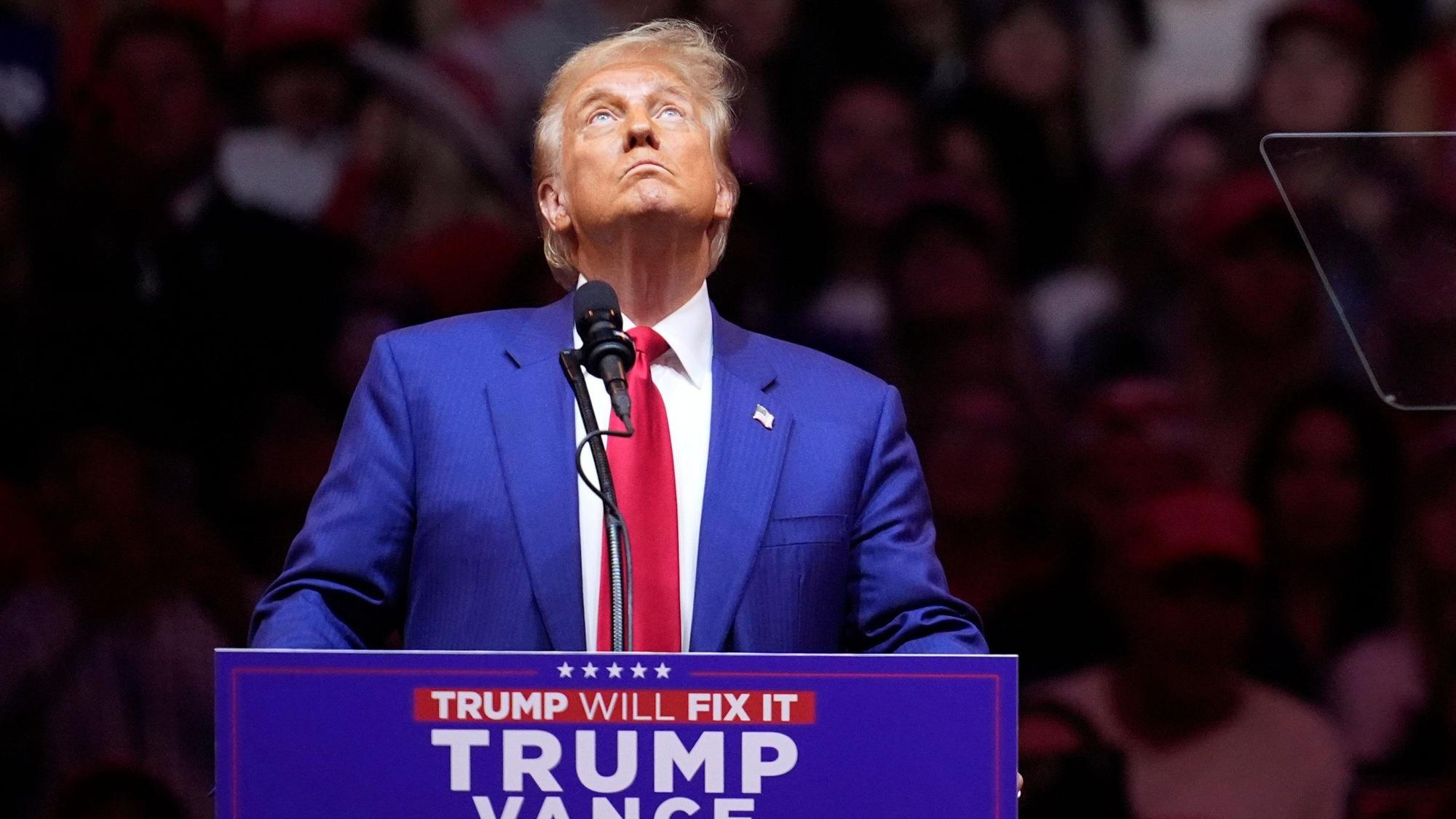 27.10.2024, USA, New York: Der republikanische US-Präsidentschaftskandidat und ehemalige US-Präsident Donald Trump spricht bei einer Wahlkampfveranstaltung im Madison Square Garden in New York.