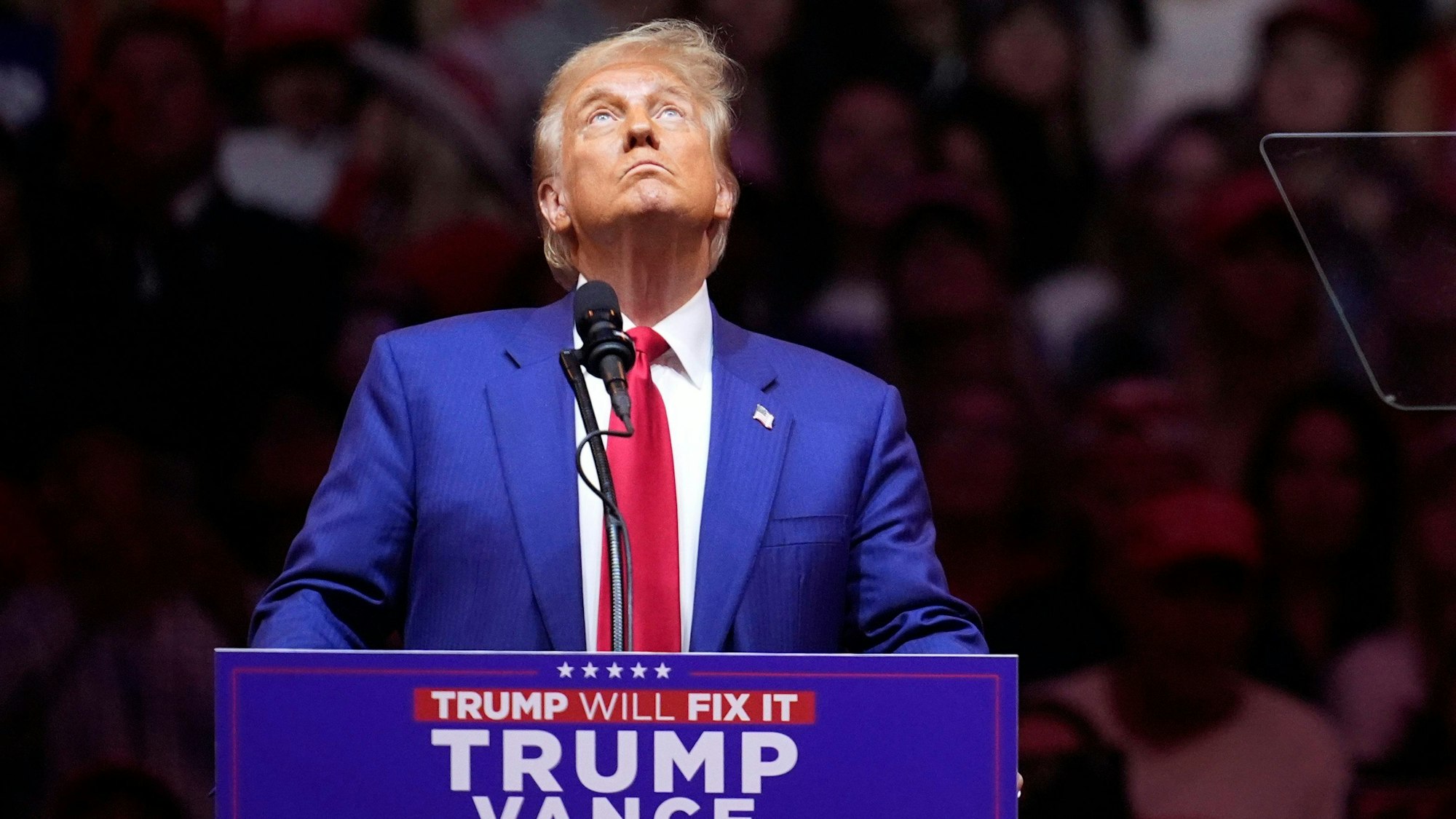 27.10.2024, USA, New York: Der republikanische US-Präsidentschaftskandidat und ehemalige US-Präsident Donald Trump spricht bei einer Wahlkampfveranstaltung im Madison Square Garden in New York.