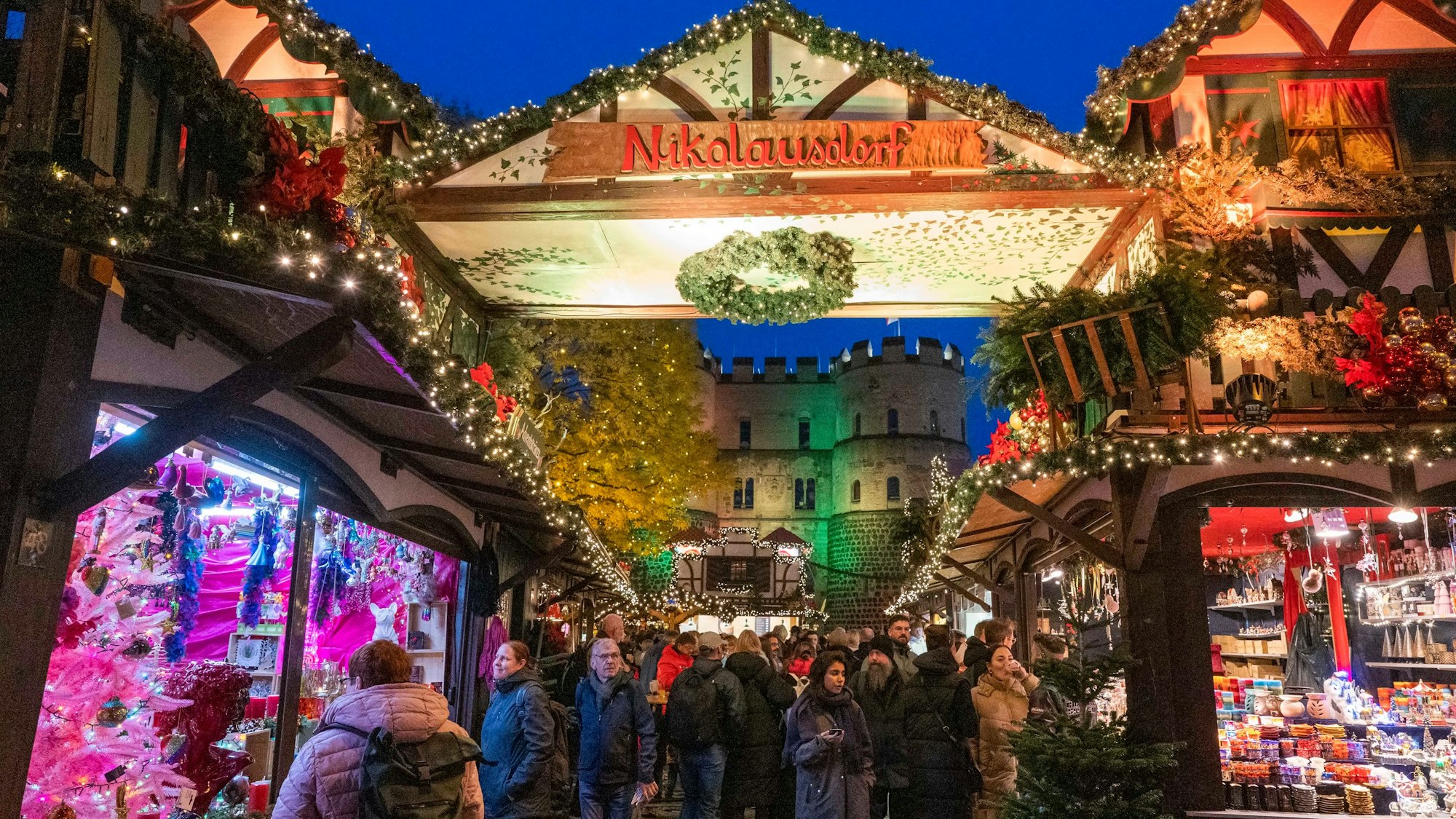 Das Nikolausdorf am Rudolfplatz ist weihnachtlich erleuchtet.