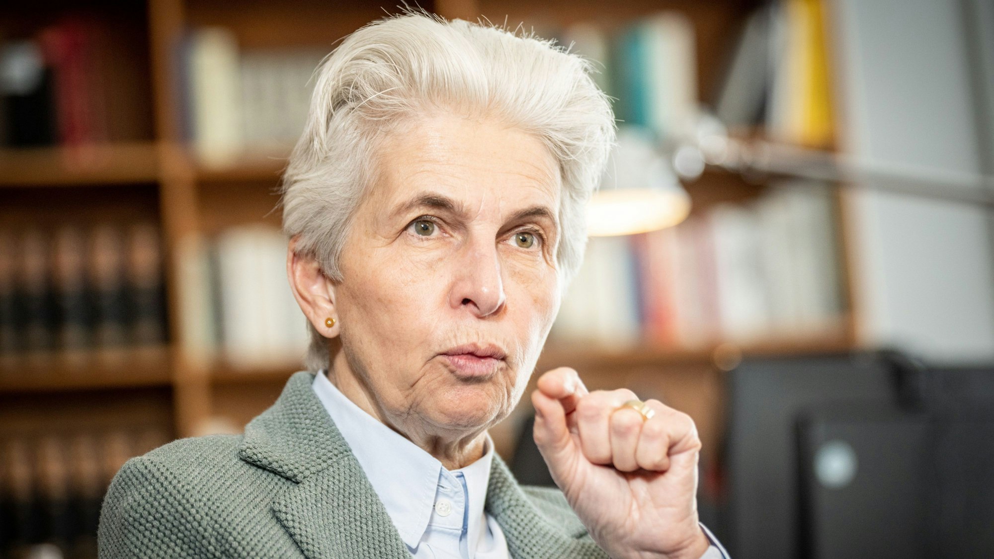 Marie-Agnes Strack-Zimmermann während eines Interviews. Das Kölner Magazin „Emma“ hat der FDP-Politikerin einen Schmähpreis verliehen. (Archivbild)