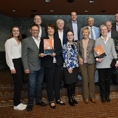 Bei der Preisverleihung des Kinder- und Jugendpreises der Gellert-Stiftung stehen Stifter, Festredner und Preisträger im Ratssaal des Bensberger Rathauses.