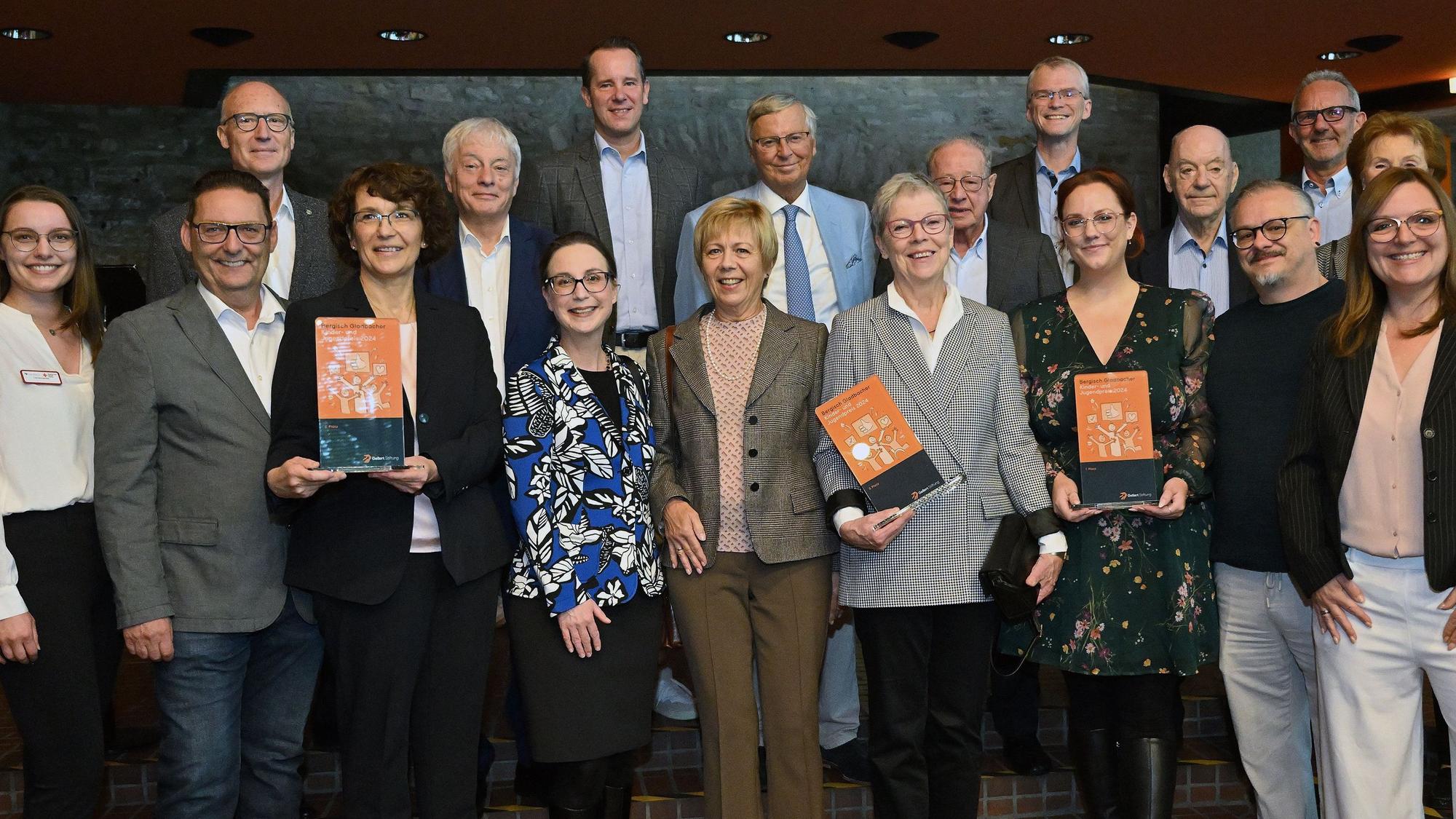 Bei der Preisverleihung des Kinder- und Jugendpreises der Gellert-Stiftung stehen Stifter, Festredner und Preisträger im Ratssaal des Bensberger Rathauses.