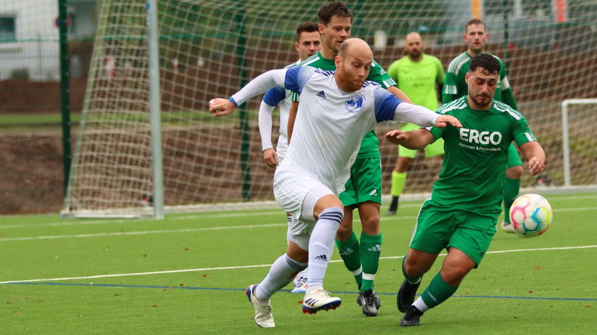 Das Bild zeigt einen Zweikampf von Felix Kortholt mit Sötenichs Marvin Neumann.