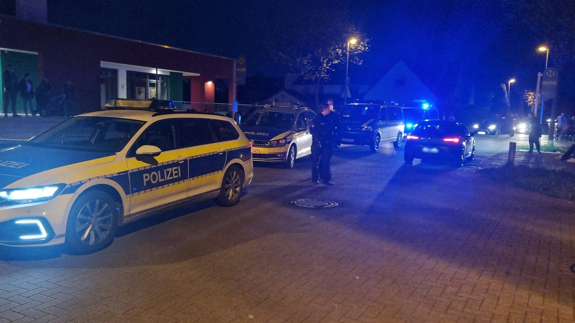 Einsatzkräfte der Polizei nach einer Schlägerei vor Ort (Symbolfoto).