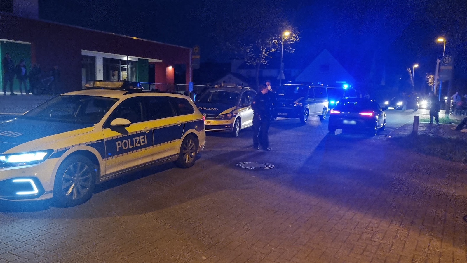 Einsatzkräfte der Polizei nach einer Schlägerei vor Ort (Symbolfoto).