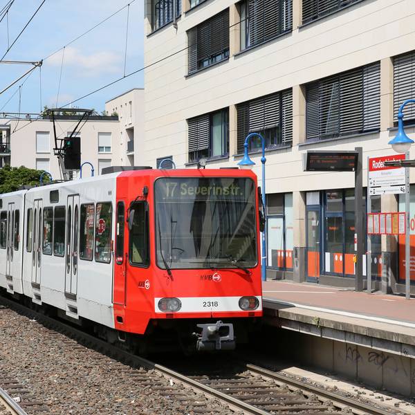 Eine Bahn der Linie 17 steht im Bahnhof Rodenkirchen