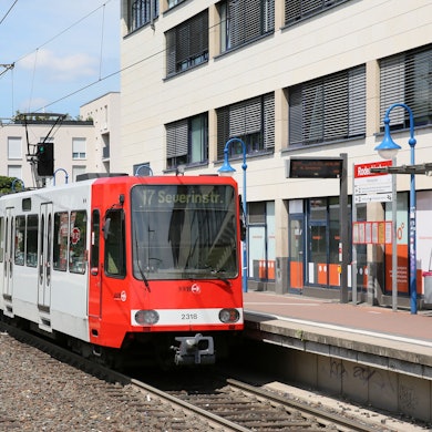 Eine Bahn der Linie 17 steht im Bahnhof Rodenkirchen