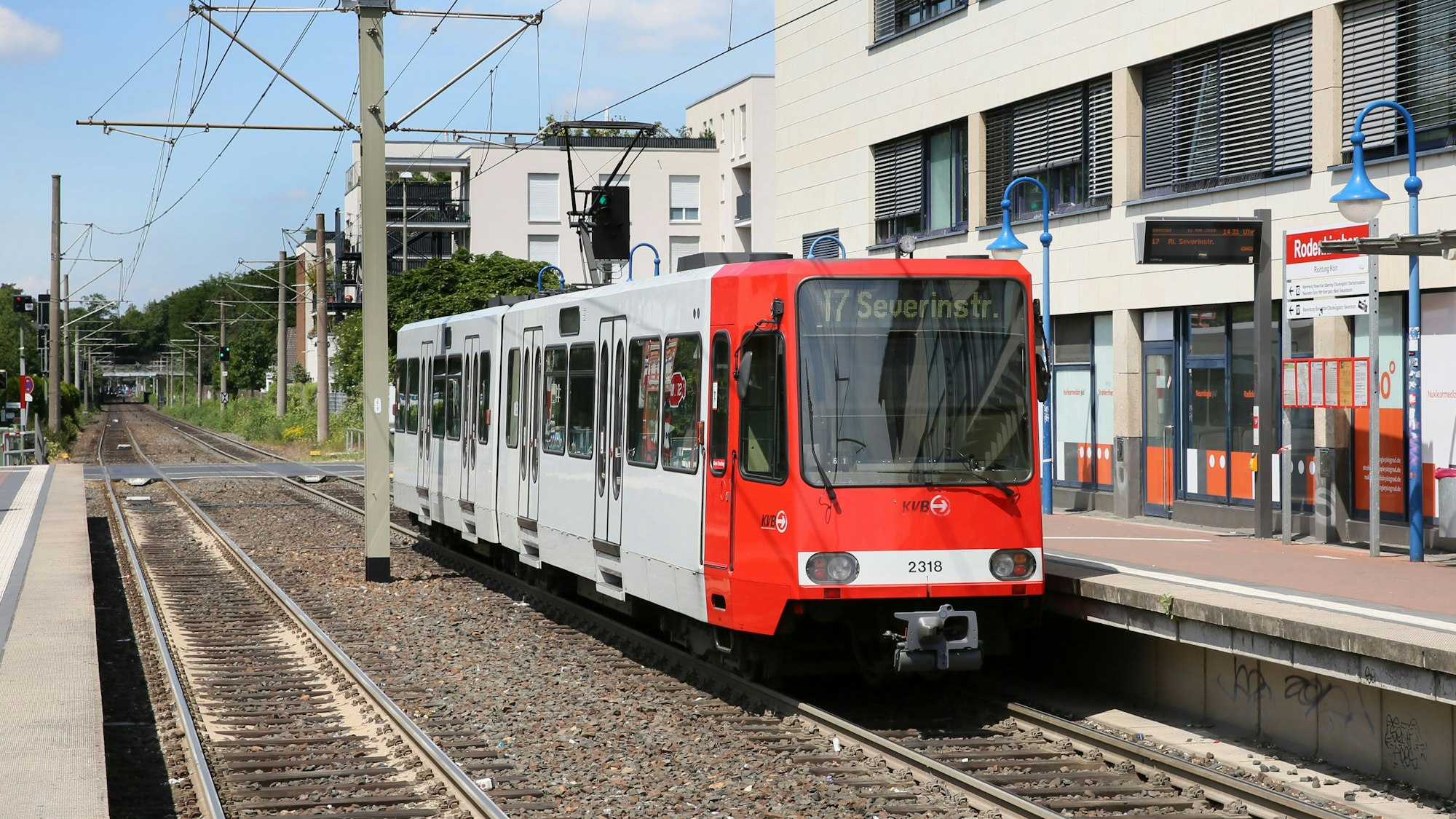Eine Bahn der Linie 17 steht im Bahnhof Rodenkirchen