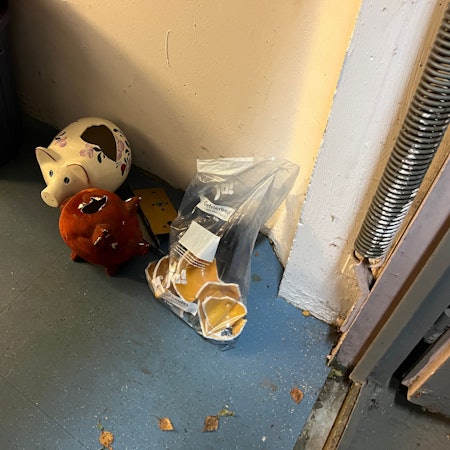 Unbekannte sind in verschiedene Vereinsräume an der Teichanlage in Hennef-Heisterschoß eingebrochen.