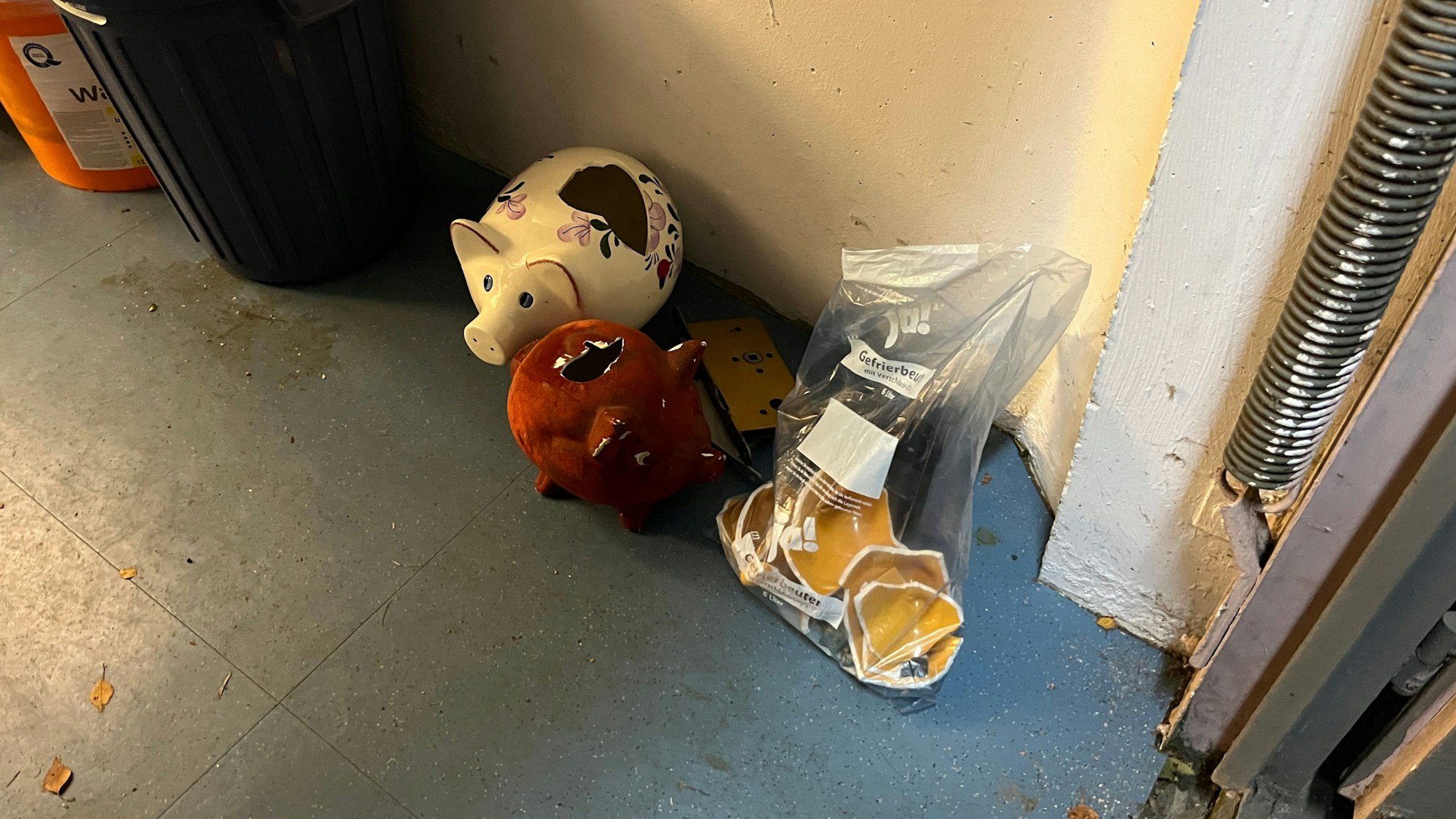 Unbekannte sind in verschiedene Vereinsräume an der Teichanlage in Hennef-Heisterschoß eingebrochen.