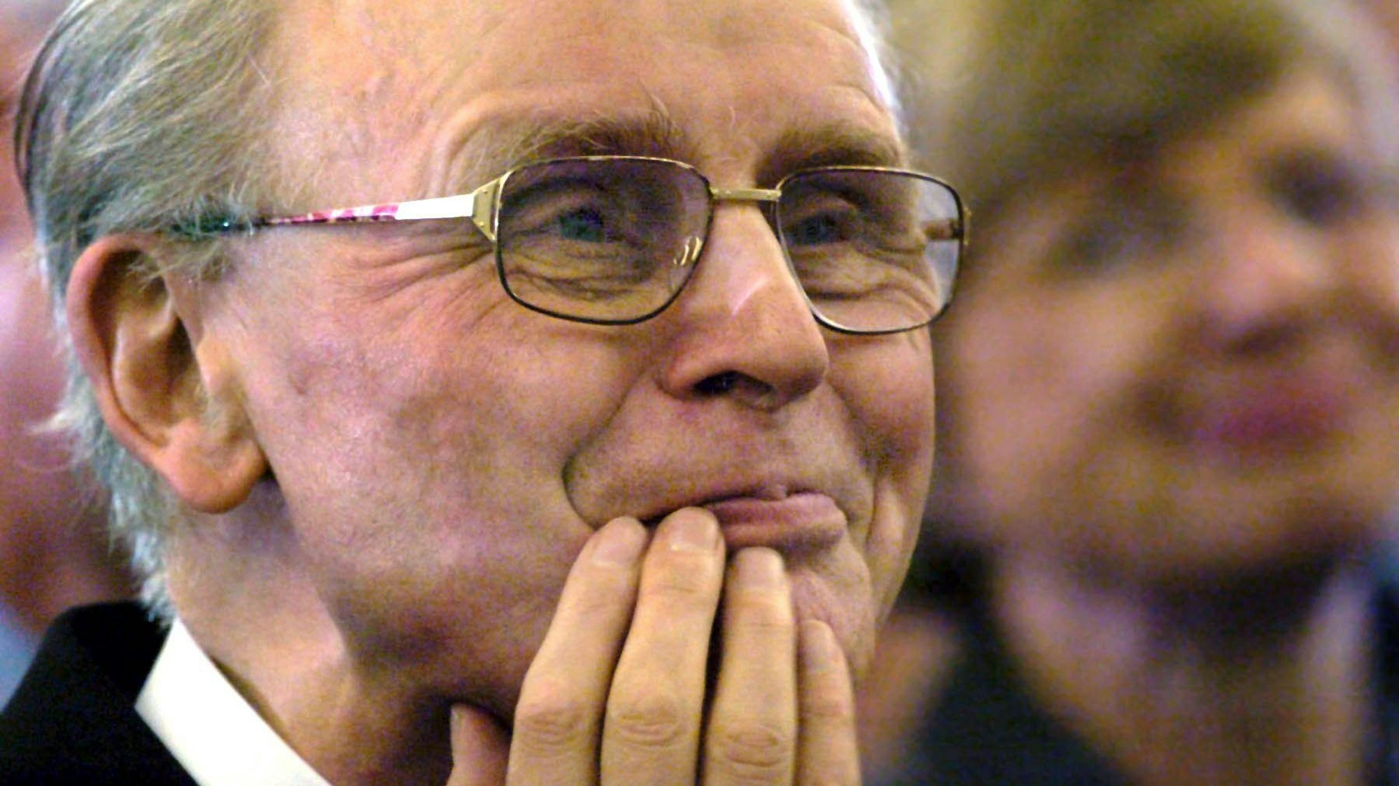 Der damalige Limburger Bischof Franz Kamphaus verfolgt 2004 in der Frankfurter Paulskirche eine Laudatio