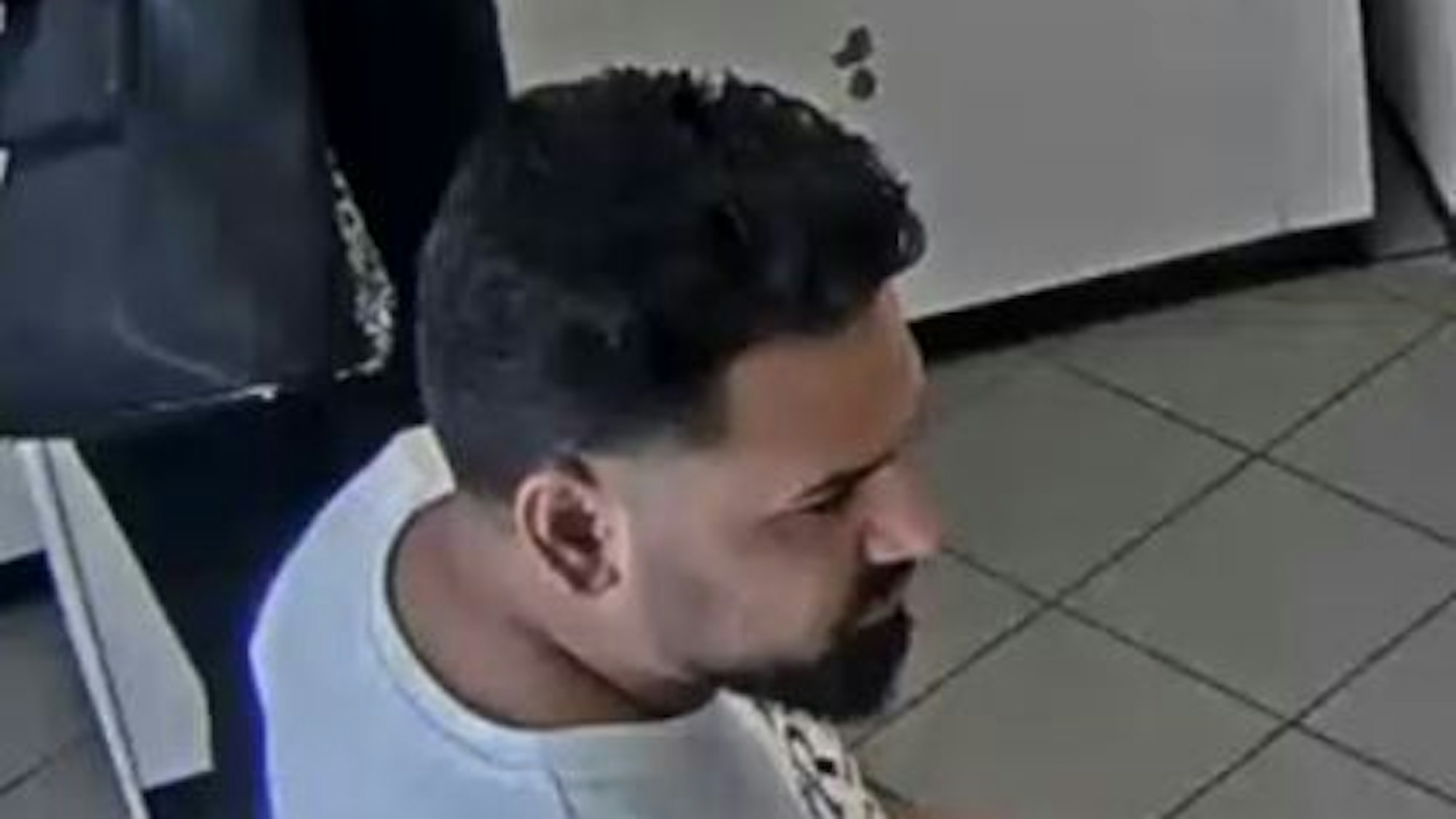 Zu sehen ist der Kopf eines mutmaßlichen Räubers in der Seitenansicht.