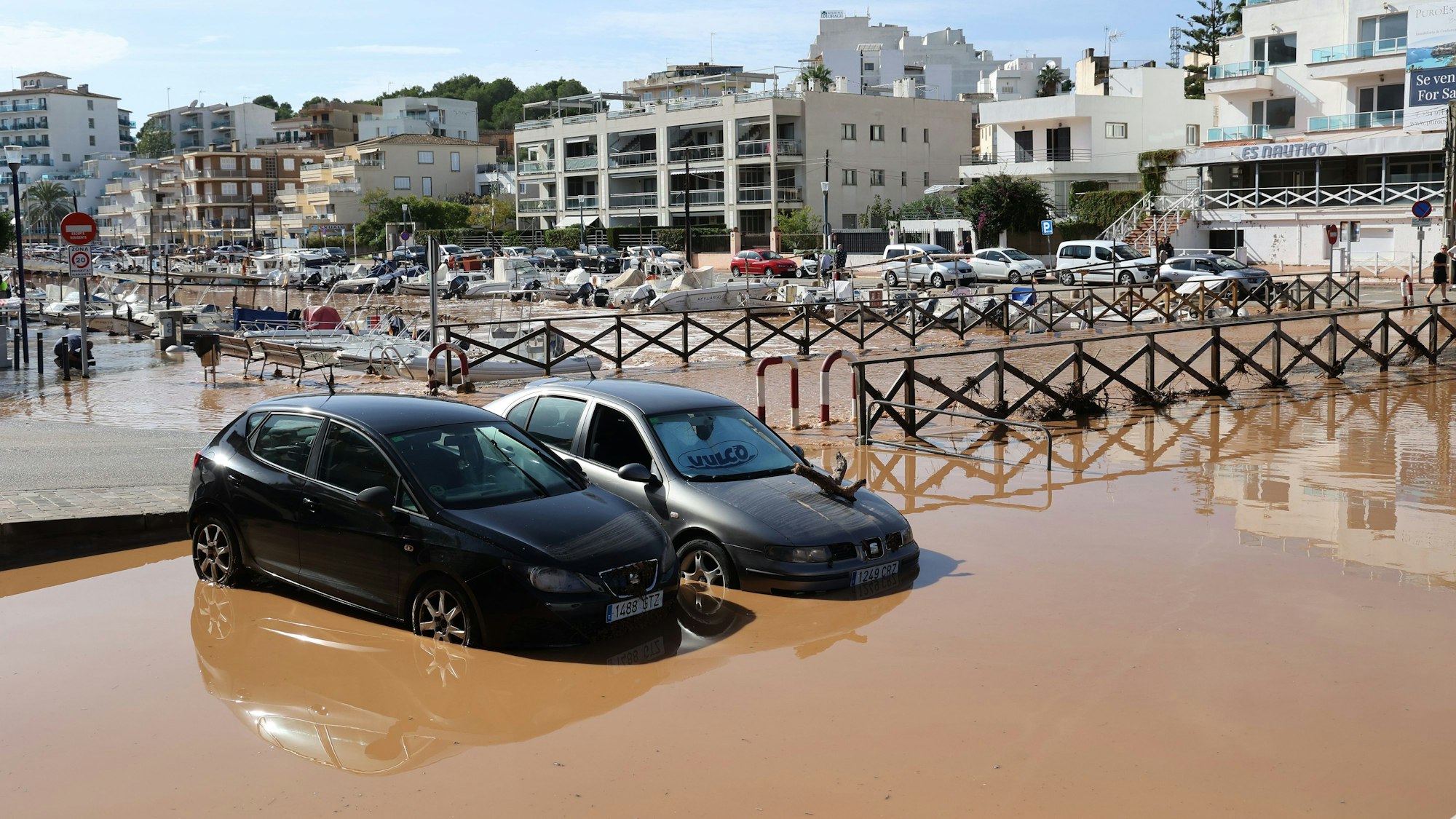 Mallorca: Überschwemmungen in Porto Cristo als Folge der starken Regenfälle. Auf der Baleareninsel hat es in der Nacht zu Montag (28. Oktober) heftig geregnet.