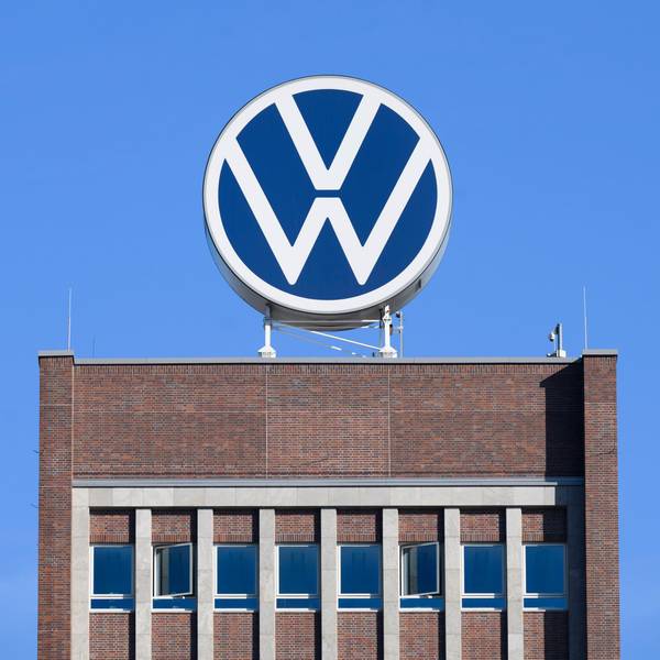 ARCHIV - 07.09.2023, Niedersachsen, Wolfsburg: Das VW-Logo steht auf dem Markenhochhaus im Volkswagen Stammwerk.