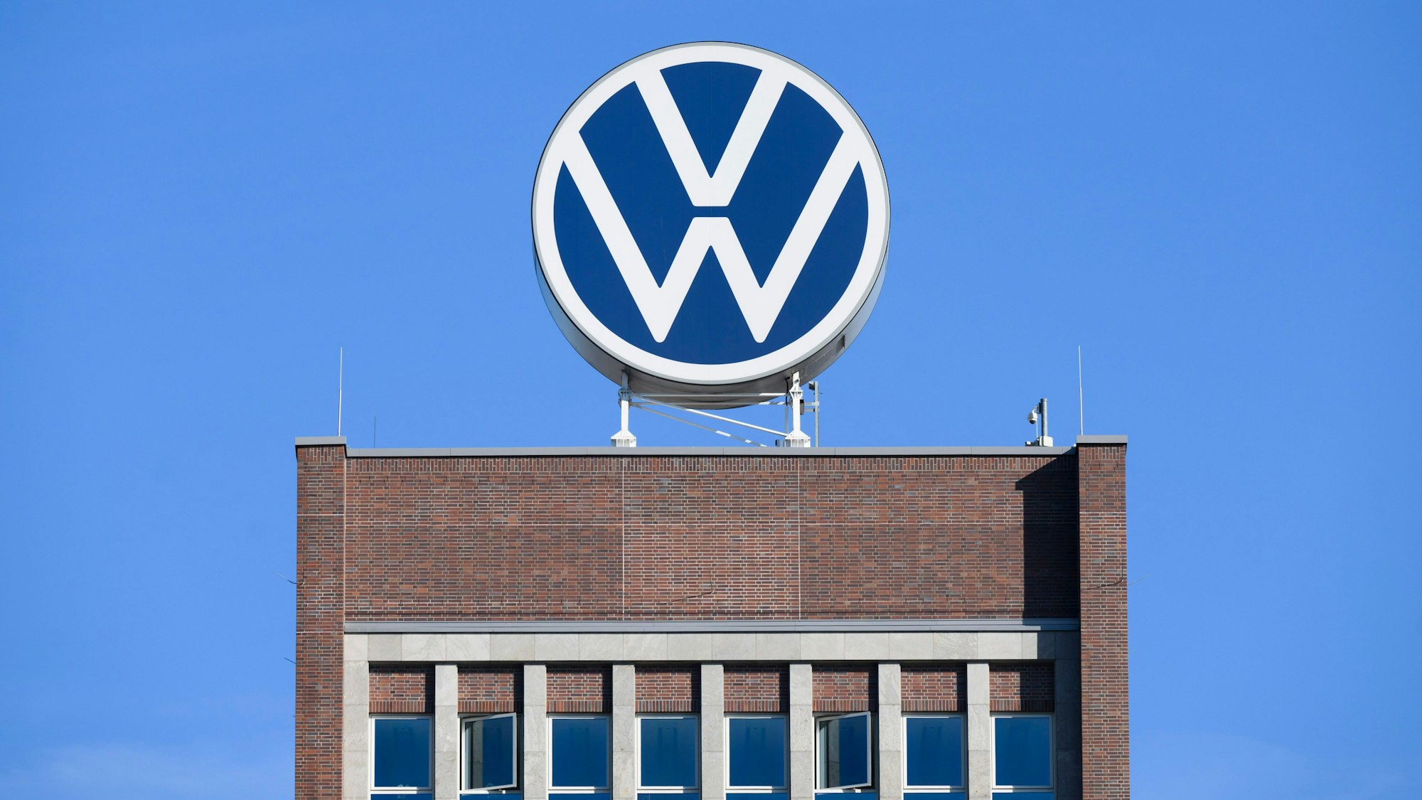 ARCHIV - 07.09.2023, Niedersachsen, Wolfsburg: Das VW-Logo steht auf dem Markenhochhaus im Volkswagen Stammwerk.