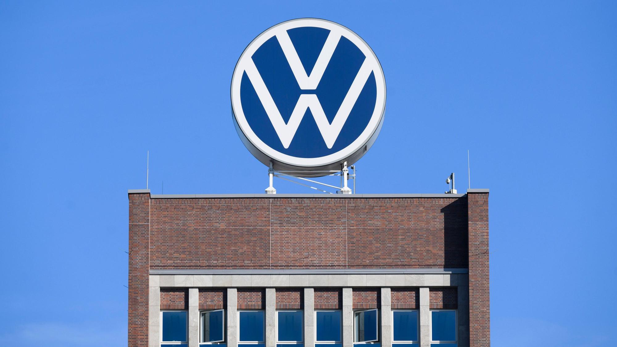 ARCHIV - 07.09.2023, Niedersachsen, Wolfsburg: Das VW-Logo steht auf dem Markenhochhaus im Volkswagen Stammwerk.