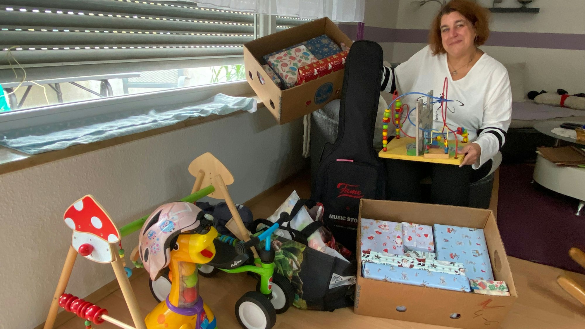 Michaela Sando hat eine Sammel- und Verpackstation für gebrauchte Spielsachen, die der Verein „Geschenke gegen Kindertränen“ zu Tausenden zusammenträgt.