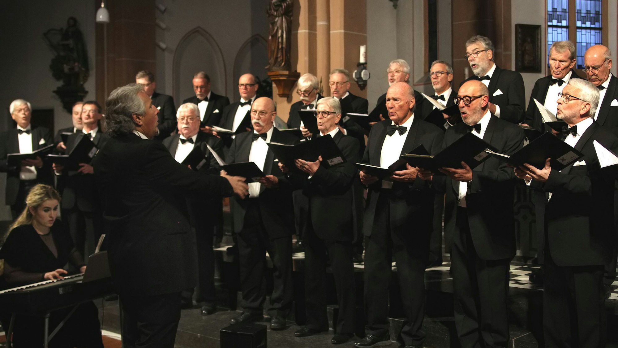 Das Foto zeigt einen Männerchor.