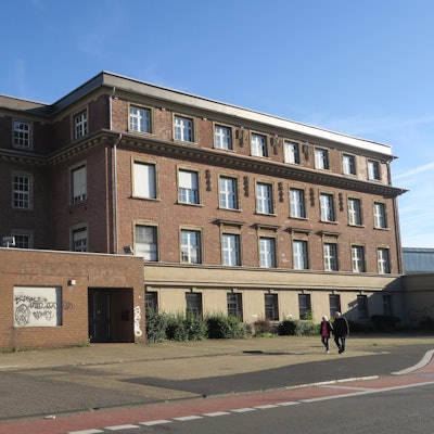 Zu sehen ist das ehemalige und unter Denkmalschutz stehende Verwaltungsgebäude von Thyssenkrupp an der Oskar-Jäger-Straße.