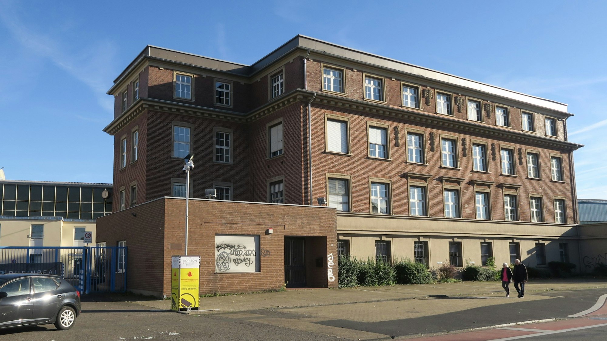 Zu sehen ist das ehemalige und unter Denkmalschutz stehende Verwaltungsgebäude von Thyssenkrupp an der Oskar-Jäger-Straße.