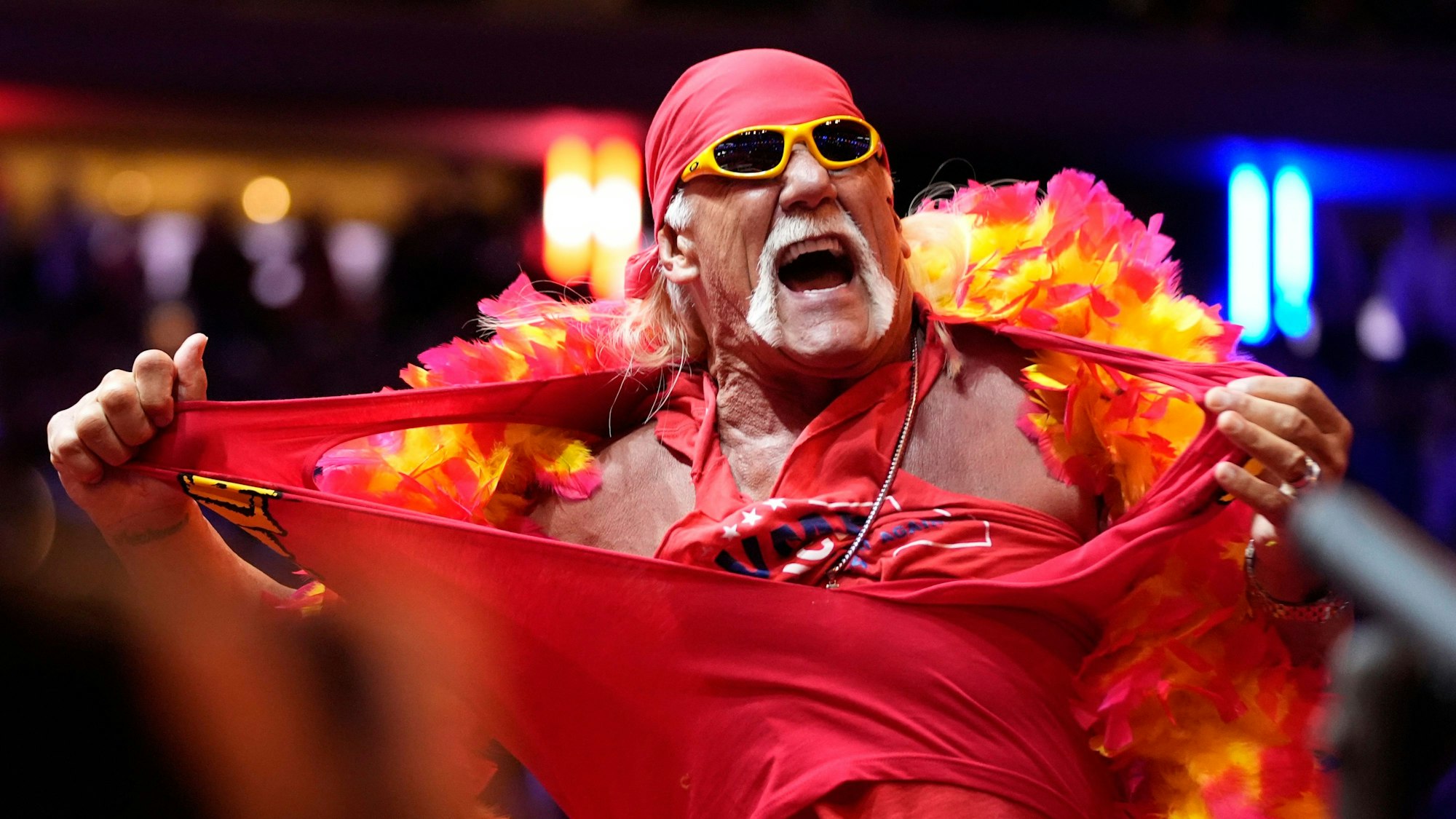 Wrestling-Legende Hulk Hogan reißt sich das Hemd vom Leib auf der Bühne bei einer Wahlkampfveranstaltung für den republikanischen US-Präsidentschaftskandidaten und ehemaligen US-Präsidenten Trump im Madison Square Garden in New York.